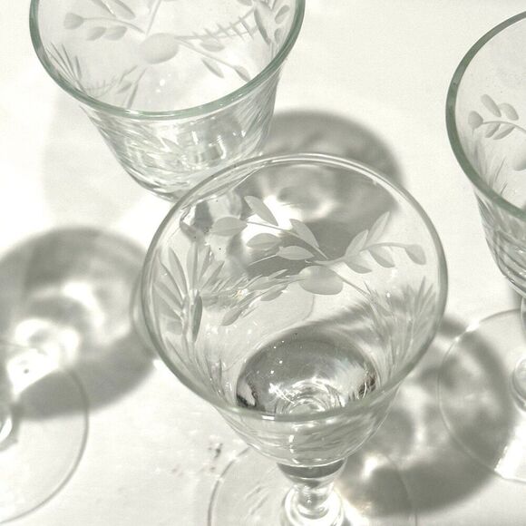 🩷3/$15🩷 Set of 4 Vintage Cordials - 1940's Etched with Flowers and Leaves - Picture 6 of 8